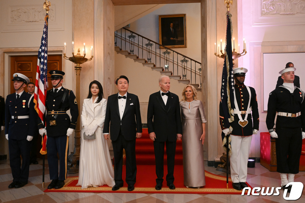 (서울=뉴스1) 오대일 기자 = 윤석열 대통령과 김건희 여사, 조 바이든 미국 대통령과 질 바이든 여사가 26일(현지시간) 워싱턴DC 백악관에서 열린 국빈만찬에 앞서 기념촬영을 하고 있다. (대통령실 제공) 2023.4.27/뉴스1  Copyright ? 뉴스1. All rights reserved. 무단 전재 및 재배포 금지.