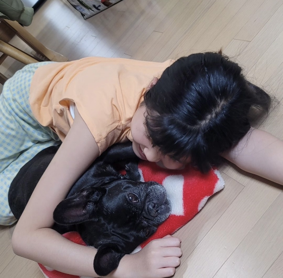 그런 삶이 다는 아니라는 걸 알려준 주연씨와, 가족이 되어줘서 고맙다는듯 그 기쁨을 오롯이 알려준 콩지. 버려진 더 많은 동물들이 이리 행복해지기를./사진=콩지 보호자님 