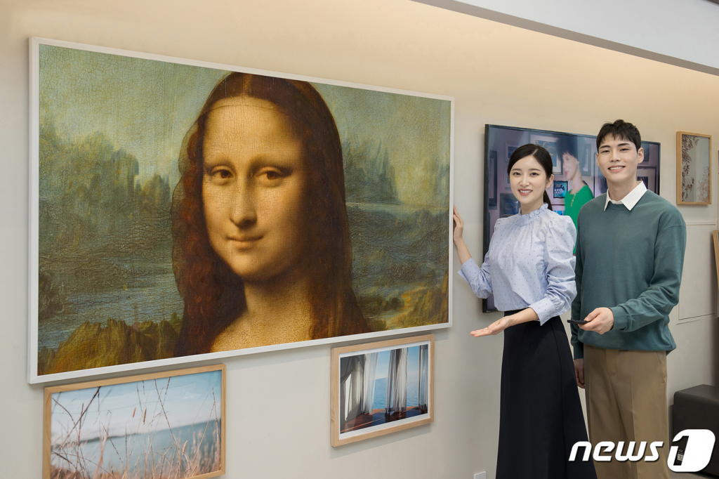 (서울=뉴스1) = 삼성전자는 2021년 프랑스 파리의 루브르 박물관과 파트너십을 맺고 오는 라이프스타일 TV '더 프레임(The Frame)'을 통해 주요 작품을 선보인다고 밝혔다.  이에 따라 더 프레임 TV를 보유한 가구에서는 레오나르도 다 빈치(Leonardo da Vinci)의 '모나리자', 외젠 들라크루아(Eugene Delacroix)의 '민중을 이끄는 자유의 여신' 같은 유명 작품을 감상할 수 있다. 경기도 수원시 삼성 프리미엄 스토어 갤러리아 광교점에서 삼성전자 모델이 85형 더 프레임을 통해 루브르 대표 작품을 소개하고 있다. (삼성전자 제공) 2021.9.16/뉴스1  