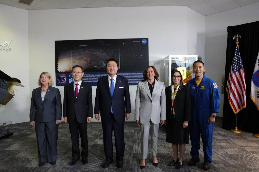 미국을 국빈 방문 중인 윤석열 대통령이 25일(현지시간) 워싱턴DC 인근의 미 항공우주국(NASA) 고다드 우주비행센터에서 카멀라 해리스 미국 부통령, 이종호 과학기술정보통신부 장관, 우주비행사 예비 후보 조니 김 등과 기념촬영하고 있다. (공동취재) 2023.04.26./사진제공=뉴시스