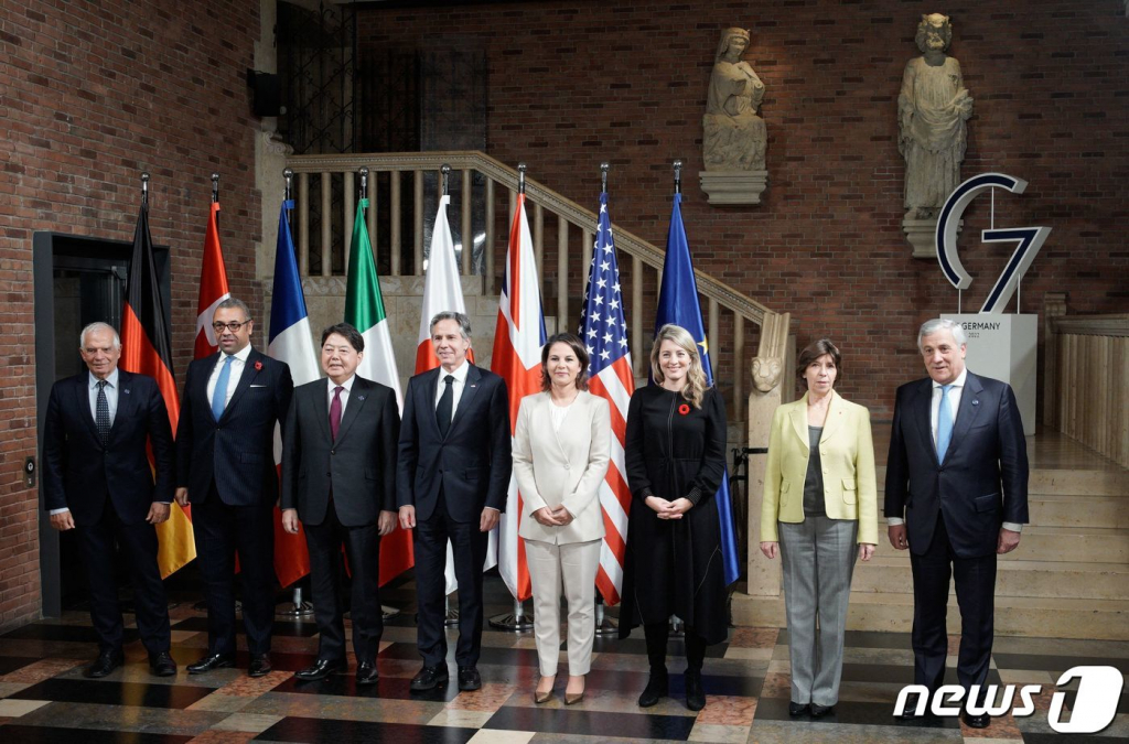 (뮌스터 AFP=뉴스1) 우동명 기자 = 요셉 보렐 EU 외교안보 대표와 제임스 클리버리 영국 외무장관, 하야시 요시마사 일본 외무상, 토니 블링컨 미국 국무장관, 안나레나 베어보크 독일 외무장관, 멜라니 졸리 캐나다 외무장관, 카트린 콜로나 프랑스 외무장관, 안토니오 타야니 이탈리아 외무장관이 3일 (현지시간) 독일 뮌스터에서 열린 G7 외교장관 회의서 포즈를 취하고 있다. ⓒ AFP=뉴스1 Copyright ? 뉴스1. All rights reserved. 무단 전재 및 재배포 금지.