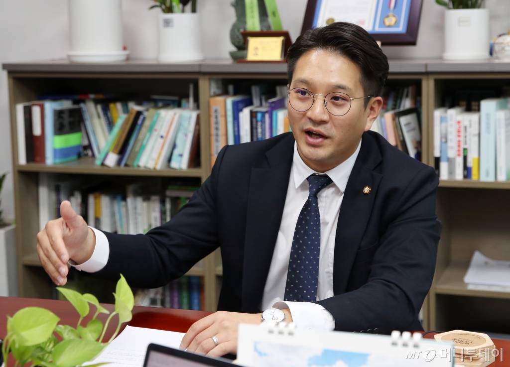 전용기 더불어민주당 의원이 3일 오후 서울 여의도 국회 의원회관에서 머니투데이와 인터뷰를 하고 있다./사진=김휘선 기자 hwijpg@