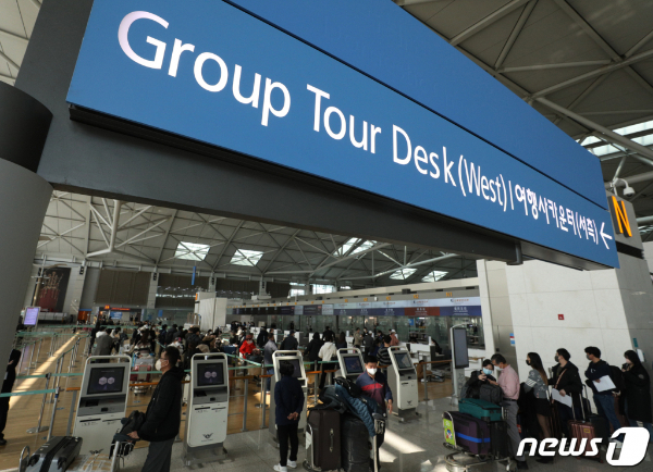 (인천공항=뉴스1) 신웅수 기자 = 인천국제공항 1터미널 출국장에서 수속을 기다리는 시민들의 모습. 2023.3.7/뉴스1 Copyright ? 뉴스1. All rights reserved. 무단 전재 및 재배포 금지.