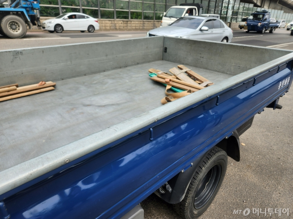 4일 마포경찰서와 서울시 서부도로사업소는 강변북로 일산 방향 마포대교 인근에서 대형화물차·건설 기계 장비 교통 법규 위반 단속을 실시했다. 크기가 크지 않은 적재물이라도 덮개를 씌우지 않고 그냥 실었다면 적재물 추락방지 의무 위반으로 범칙금 4만원과 벌점 15점을 받게 된다./사진=최지은 기자