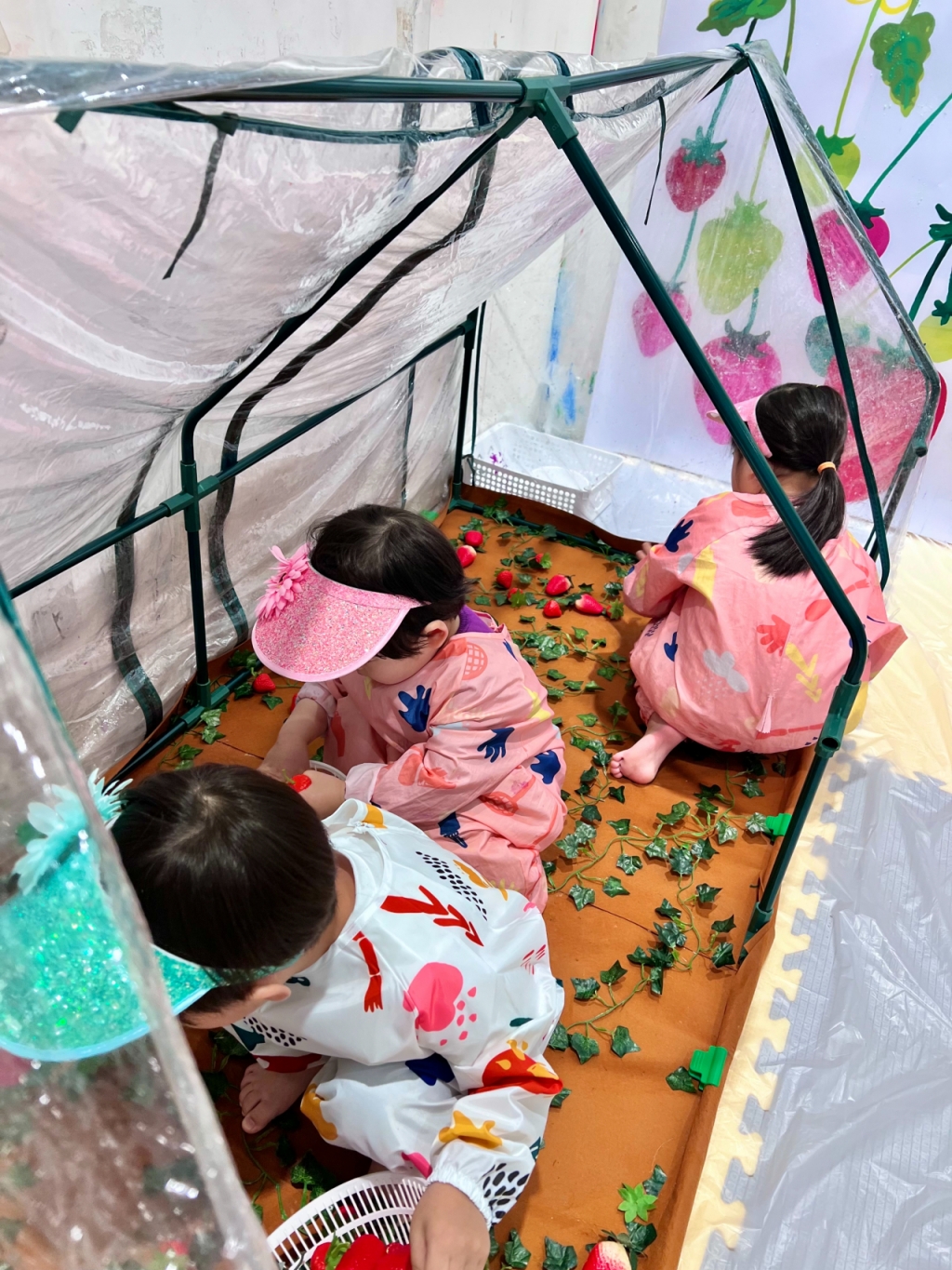 색놀이터에 마련된 비닐하우스에서 수업에 참여한 아이들이 딸기를 따는 모습/사진=임찬영 기자