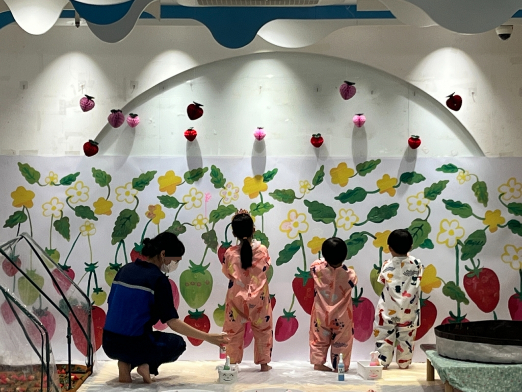 색놀이터 수업에 참여한 아이들이 물감으로 딸기를 그리는 모습/사진= 임찬영 기자