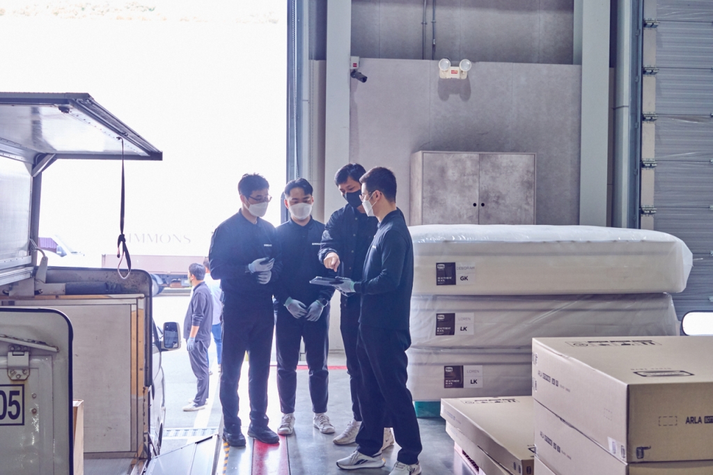 지난 4일 오전 8시쯤 윤희복·이세형·이강표 매니저가 배송 상품들을 점검하고 있다. 물류팀이 하루 전 박스를 뜯고 불량품이 없나 점검했지만 배송 매니저들이 육안으로 상품을 한번 더 확인하고 상품명, 색상 등이 맞는지 확인했다. 이 작업에만 30여분을 투자했다./사진제공=시몬스.