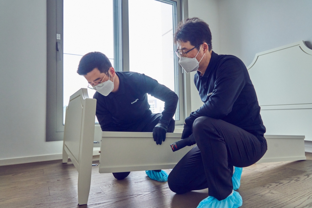 시몬스는 2020년부터 모든 배송을 직배송을 바꿨다. 가맹점과 계약하는 구조라면 판로도 넓힐 수 있고 배송 책임도 가맹점에 떠넘길 수 있지만 시몬스는 비용을 감수하며 직배송을 한다. 배송 기간을 단축하고 배송 서비스를 통일하기 위해서였다./사진제공=시몬스.