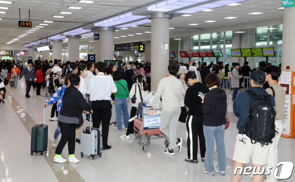 (제주=뉴스1) 오미란 기자 = 4일 오후 제주국제공항 3층 출발장에 있는 한 항공사 발권 창구 앞에 대체 항공편을 구하려는 이용객들로 붐비고 있다. 2023.5.4/뉴스1 Copyright ? 뉴스1. All rights reserved. 무단 전재 및 재배포 금지.