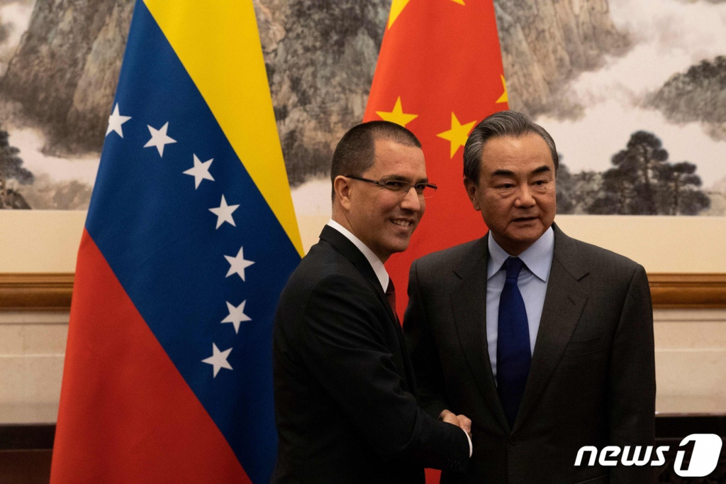 (베이징 AFP=뉴스1) 우동명 기자 =   왕이 중국 외교 담당 국무위원 겸 외교부장이 16일 (현지시간) 베이징 댜오위타이 국빈관에서 호르헤 아레아사 베네수엘라 외교장관과 만나 악수를 하고 있다.   ? AFP=뉴스1  