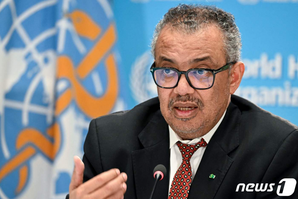(제네바 AFP=뉴스1) 우동명 기자 = 테워드로스 아드하놈 거브러여수스 WHO 사무총장이 6일 (현지시간) 제네바에서 기자회견을 갖고 "코로나19에 대한 국제적 공중보건 비상사태 선언이 올해 안에는 해제될 수 있다고 생각한다"고 밝히고 있다.  ⓒ AFP=뉴스1  Copyright ? 뉴스1. All rights reserved. 무단 전재 및 재배포 금지.
