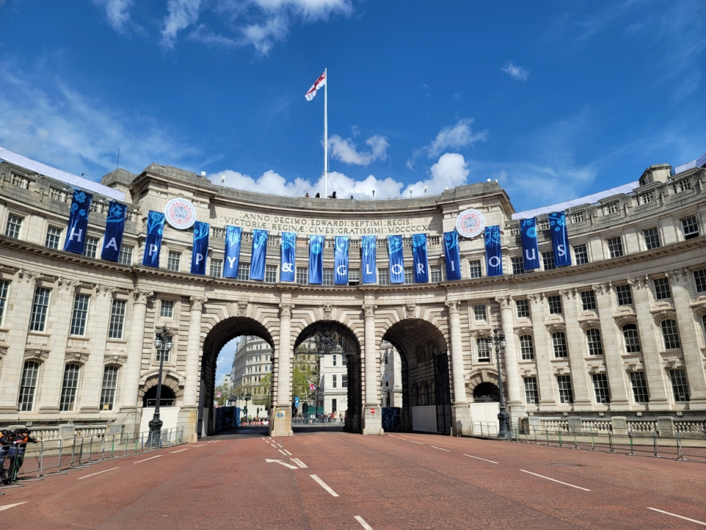 영국 찰스3세 국왕의 대관식을 환영하는 문구가 걸린 버킹엄궁 내부모습/사진=정진우 기자