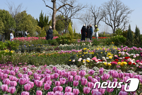 2023순천만국제정원박람회 개장 첫날인 지난달 1일 오전 전남 순천시 오천동 순천만국가정원을 찾은 관람객들이 정원을 살펴보고 있다./사진=뉴스1