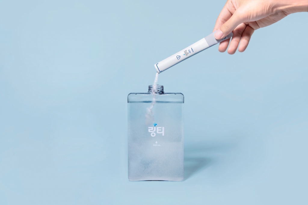 가루 분말을 물에 섞어 마시는 경구수액 '링티' /사진제공=링티