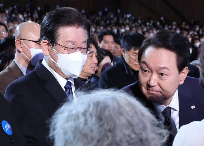 윤석열 대통령이 지난 3월1일 서울 중구 유관순 기념관에서 열린 제104주년 3.1절 기념식을 마친 뒤 이재명 더불어민주당 대표 등 참석자들과 인사하고 있다. (대통령실통신사진기자단 제공) /사진=뉴시스