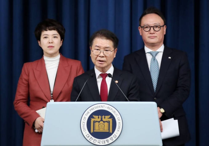 이정식 고용노동부 장관이 지난 2월20일 서울 용산 대통령실 청사에서 윤석열 대통령에게 보고한 노조 회계 투명성 관련 내용을 브리핑 하고 있다. /사진=뉴시스