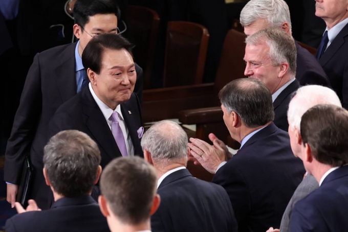 윤석열 대통령이 27일(현지시간) 워싱턴DC 미 국회의사당에서 상·하원 합동회의 연설을 마친 뒤 기립박수 받고 있다. /사진=뉴시스