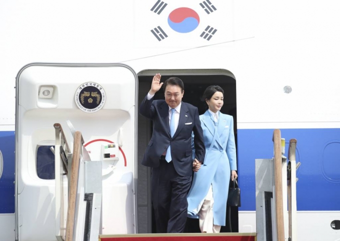 [성남=뉴시스] 전신 기자 = 5박7일간 국빈 방미 일정을 마친 윤석열 대통령과 부인 김건희 여사가 30일 경기도 성남 서울공항에 도착해 공군 1호기에서 내리고 있다. 2023.04.30.