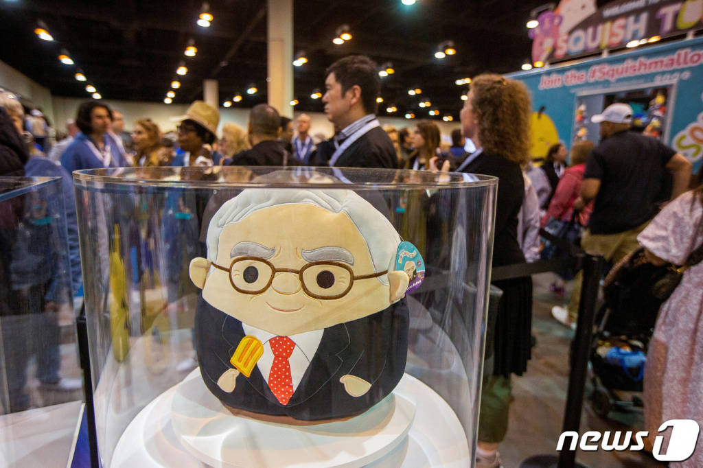 (로이터=뉴스1) 신기림 기자 = 워런 버핏이 이끄는 투자회사 버크셔 해서웨이가 6일(현지시간) 미국 네브라스카주 오마하에서 진행한 연례 주주총회에서 아이스크림을 들고 있는 버핏의 스퀴시멜로우 인형이 진열돼 있다.   ⓒ 로이터=뉴스1  Copyright ? 뉴스1. All rights reserved. 무단 전재 및 재배포 금지.