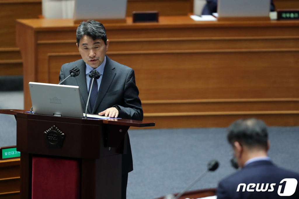 (서울=뉴스1) 황기선 기자 = 이주호 사회부총리 겸 교육부 장관이 5일 오후 서울 여의도 국회에서 열린 제405회 국회(임시회) 제3차 본회의 교육·사회·문화 분야에 대한 대정부질문에서 맹성규 더불어민주당 의원 질문에 답하고 있다. 2023.4.5/뉴스1  Copyright ? 뉴스1. All rights reserved. 무단 전재 및 재배포 금지.