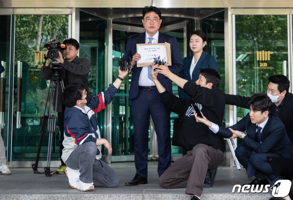 법무법인 대건 공형진(왼쪽), 조정윤 변호사가 9일 오후 서울 양천구 서울남부지방검찰청 앞에서 소시에테제랄(SG) 증권발 폭락 투자자들의 라덕연 투자컨설팅 대표 등에 대한 고소장을 제출하기 전 발언을 하고 있다. /사진=뉴스1.