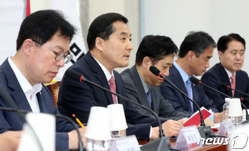 박대출 국민의힘 정책위의장(왼쪽 2번째)이 9일 오후 서울 여의도 국회에서 열린 대규모 주식폭락 사태 원인 규명 및 재발 방지 대책 당·정협의회에서 인사말을 하고 있다. /사진=뉴스1.