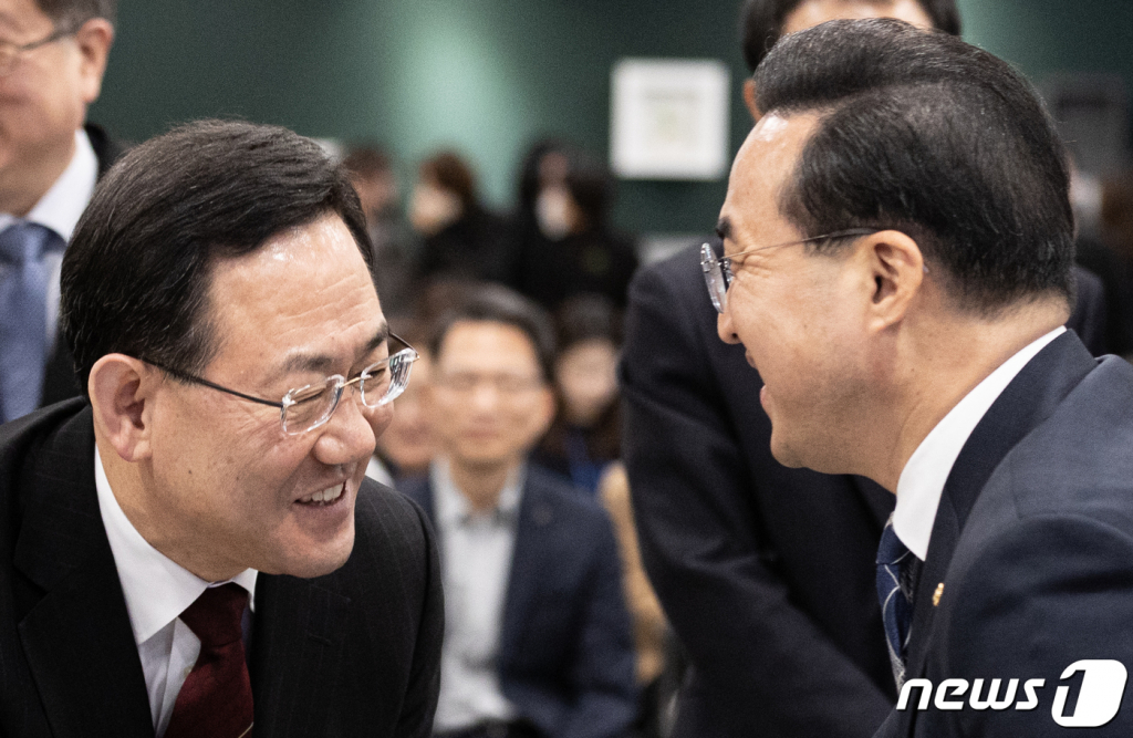 (서울=뉴스1) 이재명 기자 = 주호영 국민의힘 원내대표(왼쪽)와 박홍근 더불어민주당 원내대표가 20일 서울 여의도 국회도서관에서 열린 국회도서관 개관 71주년 기념 행사에서 만나 인사하고 있다. 2023.2.20/뉴스1  Copyright ? 뉴스1. All rights reserved. 무단 전재 및 재배포 금지.