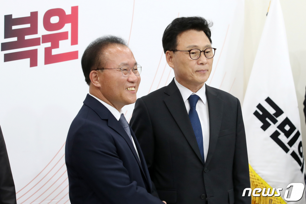 (서울=뉴스1) 이승배 기자 = 박광온 더불어민주당 신임 원내대표가 2일 오후 서울 여의도 국회에서 윤재옥 국민의힘 원내대표를 예방하고 있다. 2023.5.2/뉴스1  Copyright ? 뉴스1. All rights reserved. 무단 전재 및 재배포 금지.