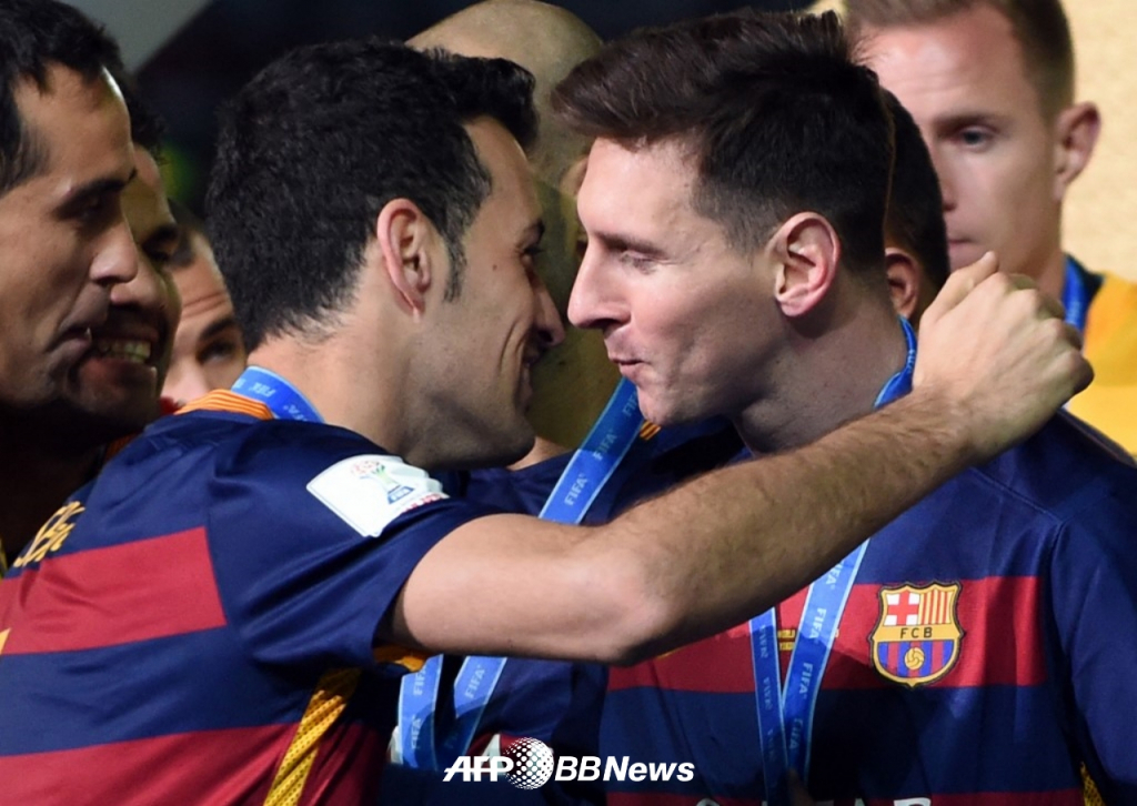 부스케츠(왼쪽)와 리오넬 메시가 2015년 12월 FIFA 클럽 월드컵에서 우승을 차지한 뒤 포옹을 나누고 있다. /AFPBBNews=뉴스1