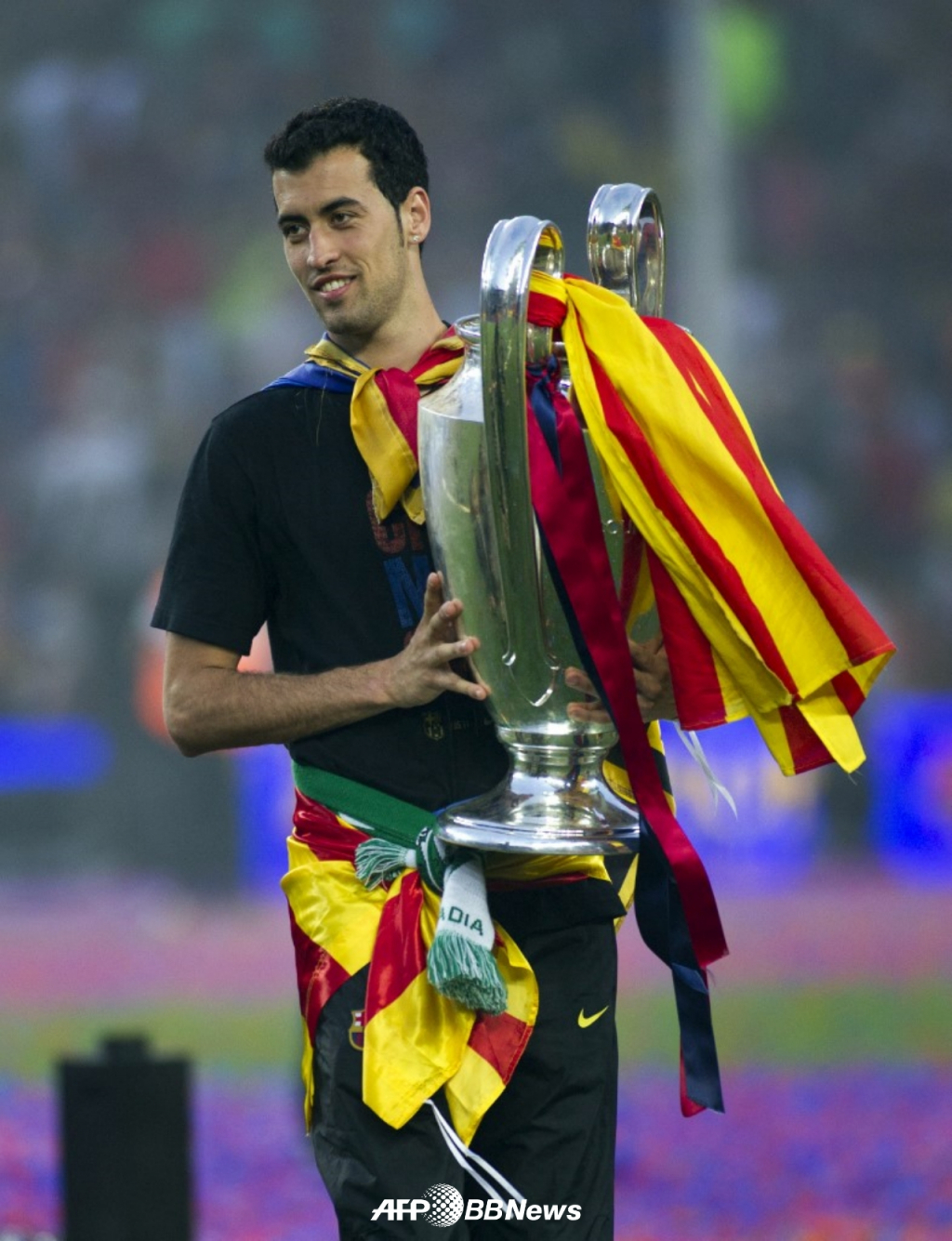 2010~11 유럽축구연맹 챔피언스리그 우승 후 트로피와 함께 기뻐하는 부스케츠. /AFPBBNews=뉴스1