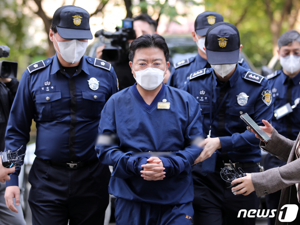 (서울=뉴스1) 구윤성 기자 = 소시에테제네랄(SG)증권발 폭락 사태와 관련해 주가조작을 주도한 의혹을 받는 라덕연 투자자문업체 대표가 11일 오전 서울 양천구 서울남부지방법원에서 열리는 구속 전 피의자심문(영장실질심사)에 출석하고 있다. 2023.5.11/뉴스1  Copyright ? 뉴스1. All rights reserved. 무단 전재 및 재배포 금지.