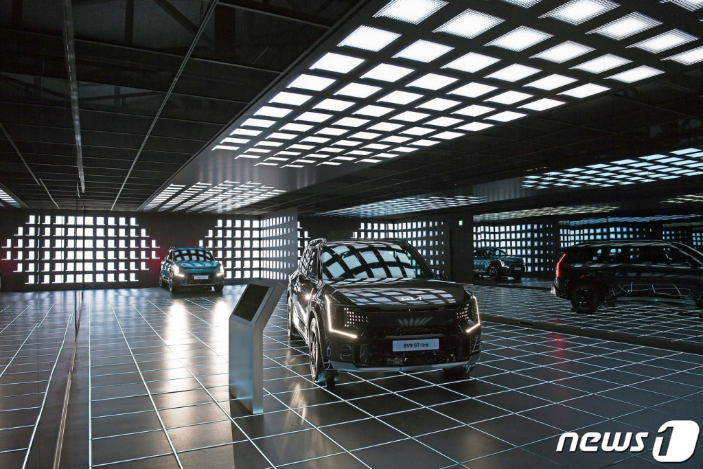 (서울=뉴스1) = 현대자동차그룹이 4일 그룹 공식 유튜브 채널을 통해 기아 EV9에 적용된 SDV(소프트웨어 중심 차량) 기술을 소개하는 영상을 공개했다.   EV9은 전기차 전용 플랫폼 E-GMP에 기반한 기아의 두 번째 플래그십 전동화 SUV로, 기아가 글로벌 전동화 선도 브랜드로 도약하는데 핵심적 역할을 할 모델이다.  특히, 고속도로 부분 자율주행(HDP, Highway Driving Pilot)ㆍ기아 커넥트 스토어(Kia Connect Store)ㆍ무선(OTA, Over-the-air) 소프트웨어 업데이트 등 SDV로서의 우수한 상품성을 갖춰 신기술 기반의 혁신적인 경험을 원하는 고객의 기대를 충족시킬 것으로 기대된다. 사진은 서울 성수동 ‘기아 EV 언플러그드 그라운드’에 전시된 기아 EV9의 모습. (현대자동차그룹 제공) 2023.5.4/뉴스1  Copyright ? 뉴스1. All rights reserved. 무단 전재 및 재배포 금지.