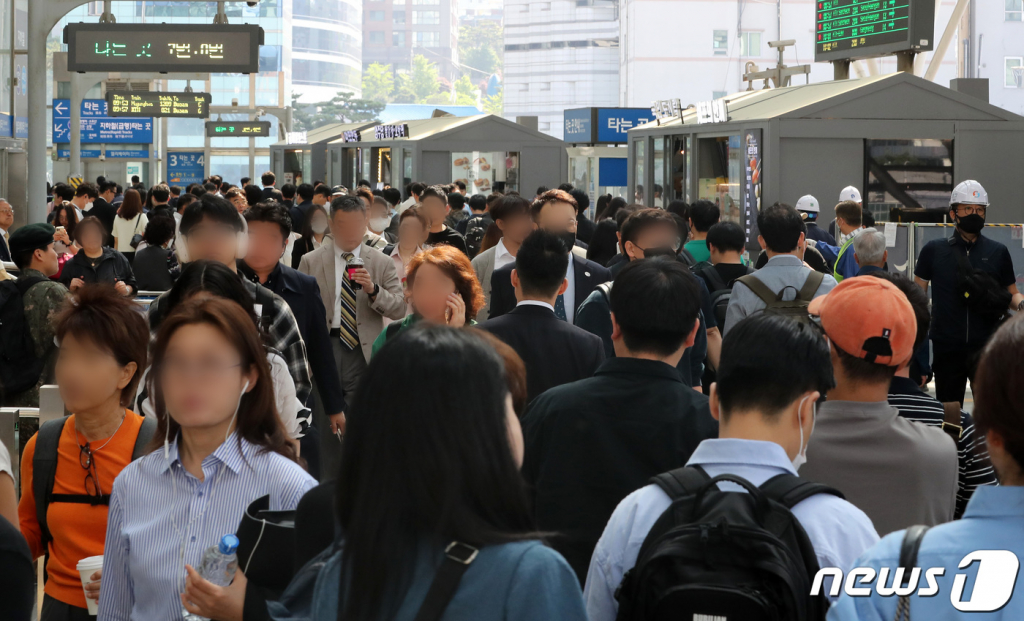 (서울=뉴스1) 이동해 기자 = 윤석열 대통령이 코로나19 위기 경보 수준을 '심각'에서 '경계'로 하향 조정 발표한 11일 서울역에서 시민들이 발걸음을 옮기고 있다. 2023.5.11/뉴스1  Copyright ? 뉴스1. All rights reserved. 무단 전재 및 재배포 금지.