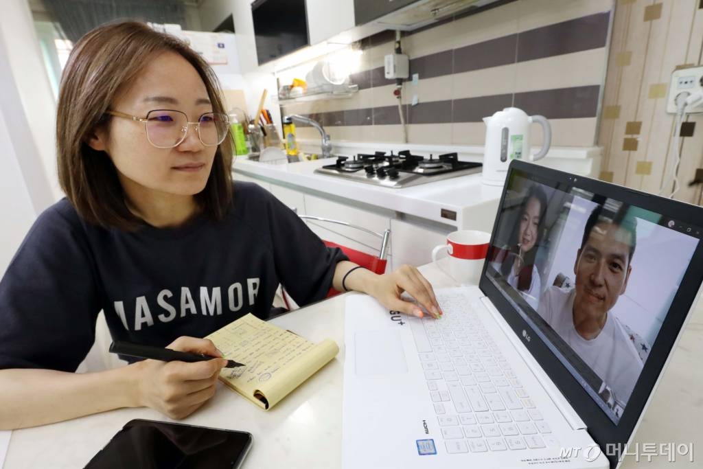 LG유플러스 직원이 재택근무 중 화상회의 솔루션을 이용해 팀원들과 회의를 하고 있는 모습. /사진=LG U+