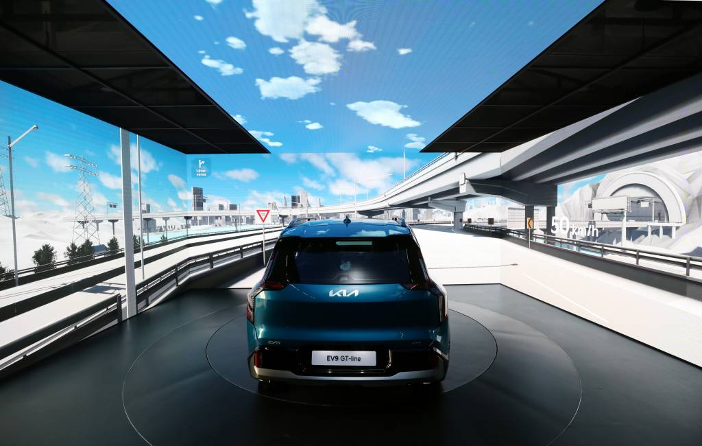 [서울=뉴시스] 김진아 기자 = 기아가 ‘The Kia EV9(더 기아 이 브이 나인, 이하 EV9)’의 사전 계약을 지난 3일부터 시작했다. 기아는 지난 2021년 서울시 성수동에 문을 연 280평 규모의 전기차 특화 복합 문화공간 ‘EV6 언플러그드 그라운드(Unplugged Ground) 성수’를 EV9의 첨단 기술과 전동화 플래그십의 가치를 복합적으로 체험할 수 있는 ‘EV 언플러그드 그라운드’로 새롭게 단장해 4일 문을 연다. 사진은 3일 새롭게 단장한 ‘EV 언플러그드 그라운드’에서 관계자가 EV9의 GT-line 으로 고속도로 부분 자율주행 시연을 하고 있다. 2023.05.04.