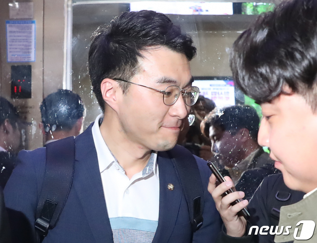 (서울=뉴스1) 송원영 기자 = 가상자산 보유 논란이 계속되고 있는 김남국 더불어민주당 의원이 9일 저녁 서울 여의도 국회 의원회관 의원실에서 나와 취재진의 질문을 받으며 이동하고 있다. 2023.5.9/뉴스1 Copyright ? 뉴스1. All rights reserved. 무단 전재 및 재배포 금지.