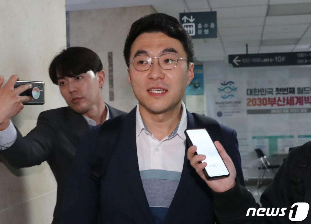 (서울=뉴스1) 송원영 기자 = 가상자산 보유 논란이 계속되고 있는 김남국 더불어민주당 의원이 9일 저녁 서울 여의도 국회 의원회관 의원실에서 나와 취재진의 질문을 받으며 이동하고 있다. 2023.5.9/뉴스1 Copyright ? 뉴스1. All rights reserved. 무단 전재 및 재배포 금지.