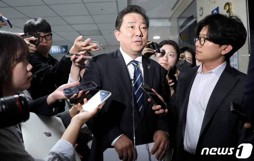 (서울=뉴스1) 임세영 기자 = 김병기 더불어민주당 수석 사무부총장이 11일 서울 여의도 국회 의원회관에서 열린 더불어민주당 김남국 의원의 가상화폐 보유 논란 진상조사팀 회의를 마치고 취재진의 질문에 답하고 있다. 2023.5.11/뉴스1 Copyright ? 뉴스1. All rights reserved. 무단 전재 및 재배포 금지.