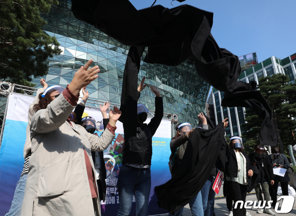 (서울=뉴스1) 신웅수 기자 = 20일 오후 서울시청 앞에서 진보당 주부파업단이 기자회견을 열고 독박육아의 굴레를 벗어나자는 퍼포먼스를 하고 있다.   이들은 여성에게 전가된 돌봄 불이익과 불평등에 분노한다며 돌봄국가책임제를 실시할 것을 촉구했다. 2021.10.20/뉴스1  