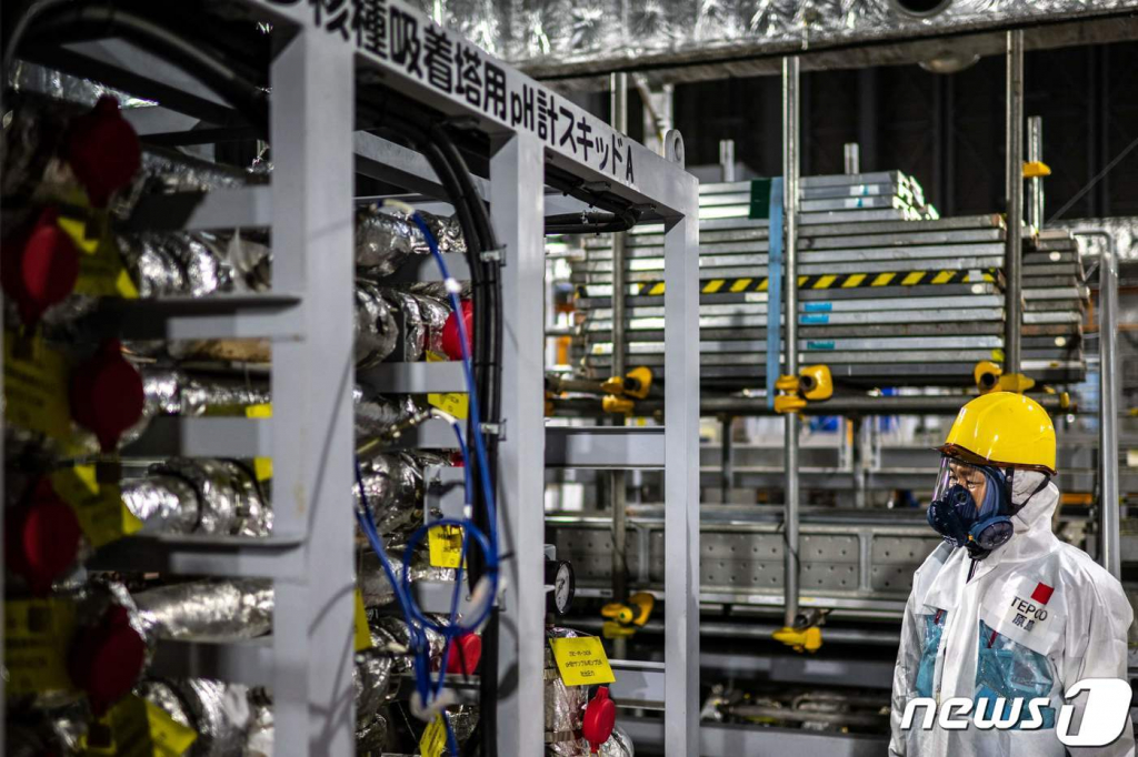 (오쿠마 AFP=뉴스1) 권진영 기자 =2023년4월 일본 후쿠시마 제1 원자력 발전소의 다카하라 겐이치 위험 소통관이 다핵종 제거설비(ALPS)를 살펴보고 있다.  ⓒ AFP=뉴스1  Copyright ? 뉴스1. All rights reserved. 무단 전재 및 재배포 금지.