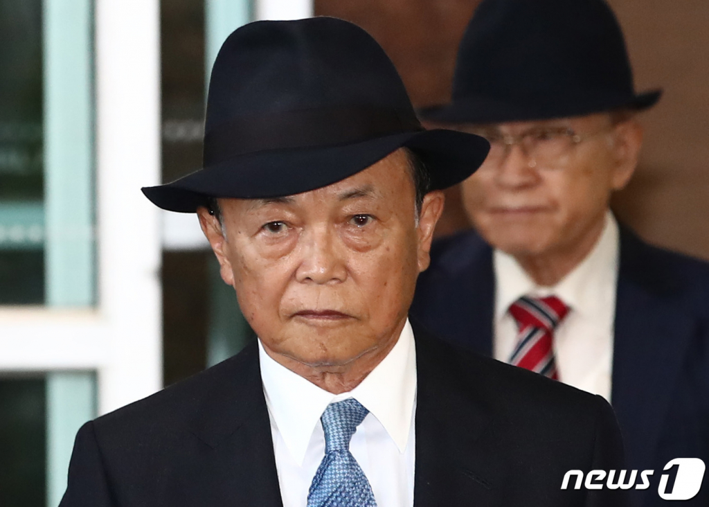 (서울=뉴스1) 김민지 기자 = 아소 다로(麻生太?) 일본 자민당 부총재가 11일 오후 김포국제공항을 통해 입국하고 있다. 2023.5.11/뉴스1  Copyright ? 뉴스1. All rights reserved. 무단 전재 및 재배포 금지.