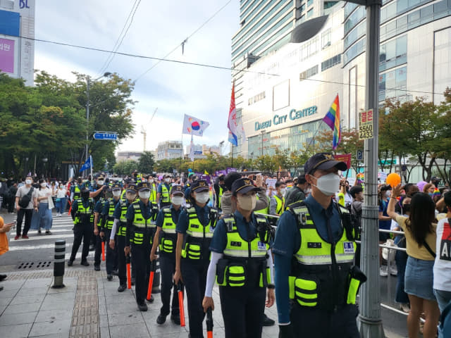 경남경찰청 제2기동대가 지난해 10월 1일 대구에서 열린 퀴어문화축제에서 집회 참가자들의 행진을 유도하고 있다./사진=경남경찰청 