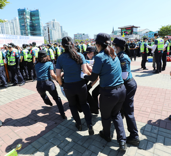 = 8일 오후 인천시 동인천역 북광장에서 열린 인천퀴어문화축제에서 여경들이 축제장 진입을 시도하던 집회 참가자를 진압하고 있다.2018.9.8/뉴스1  