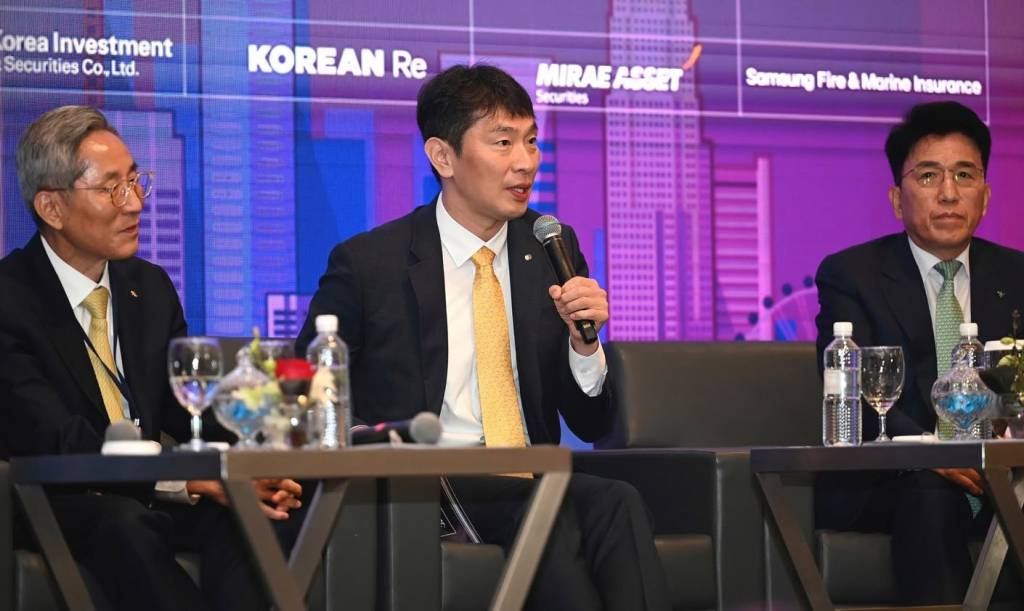 [서울=뉴시스] 싱가포르를 방문중인 이복현 금융감독원장이 9일(현지시간) 싱가포르 해외IR 관련 해외투자자와의 대화에 참석해 발언하고 있다. (사진=금융감독원 제공) 2023.05.09. *재판매 및 DB 금지