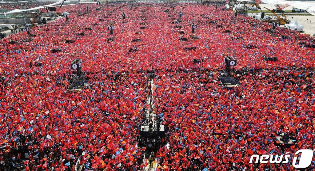 (이스탄불 AFP=뉴스1) 우동명 기자 = 7일(현지시간) 튀르키예 이스탄불에서 대선을 앞두고 레제프 타이이프 에르도안 대통령을 지지하는 수십 만명의 군중들이 선거 집회에 참석을 하고 있다.  ⓒ AFP=뉴스1  Copyright ? 뉴스1. All rights reserved. 무단 전재 및 재배포 금지.