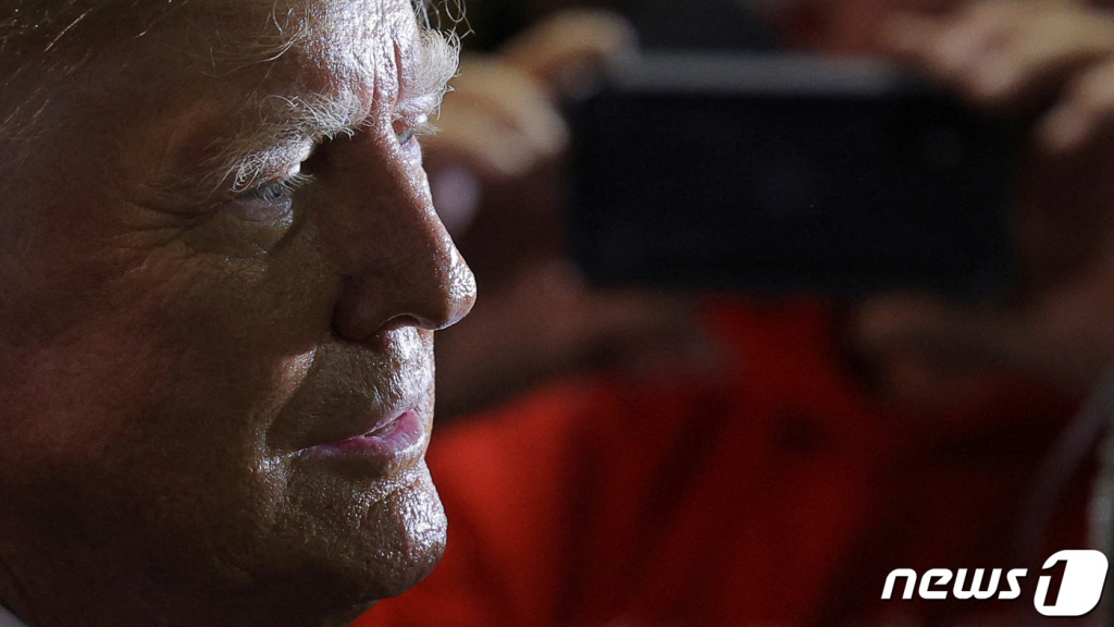 (맨체스터 로이터=뉴스1) 강민경 기자 = 도널드 트럼프 전 미국 대통령이 지난 4월 27일 뉴햄프셔주 맨체스터에서 공화당 유세 연설에 나서고 있다.  ⓒ 로이터=뉴스1  Copyright ? 뉴스1. All rights reserved. 무단 전재 및 재배포 금지.