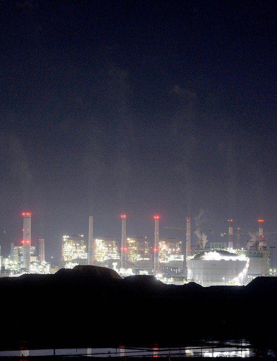 충남 보령 화력발전소에서 연기가 뿜어져 나오고 있다. 2017.5.16/사진=뉴스1