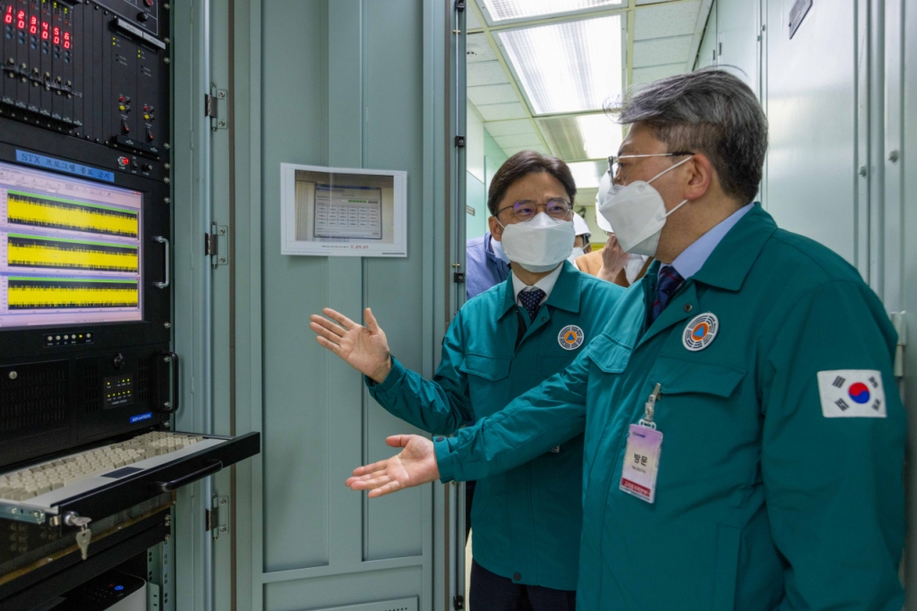 지난 12일 낮 1시쯤 고리원자력발전소. 유희동 기상청장(오른쪽)이 고리원전 내 고리1호기 제어실을 둘러보고 있는 모습./사진=기상청 제공 
