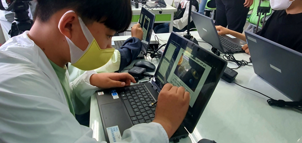 창원 남정초등학교 5학년 4반 학생들이 경남형 교육플랫폼 '아이톡톡'을 활용해 과학 수업을 듣고 있다 /사진=정현수 기자