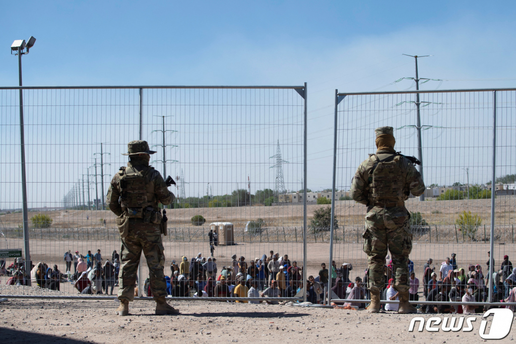 (엘패소 로이터=뉴스1) 박재하 기자 = 10일(현지시간) 미국 정부가 코로나19 확산 방지를 명분으로 시행해온 엄격한 이민자 추방 정책인 '타이틀 42' 폐지를 하루 앞두고 미국-멕시코 국경 지대인 엘패소에 몰려드는 이민자들을 미군이 경계하고 있다. ⓒ 로이터=뉴스1 Copyright ? 뉴스1. All rights reserved. 무단 전재 및 재배포 금지.